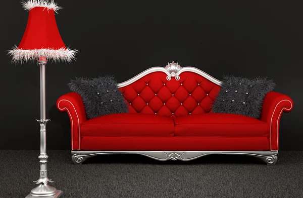 Sofa mit pelzigen Kissen und Stehlampe auf dunklem Hintergrund — Stockfoto