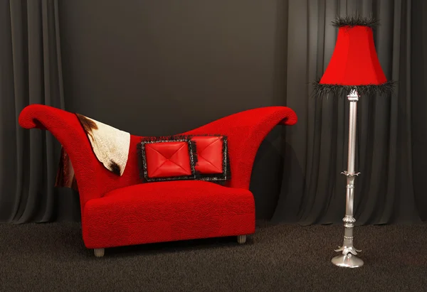 Sofá tecido vermelho. Sofá texturizado e curvo com lapm de pé em — Fotografia de Stock