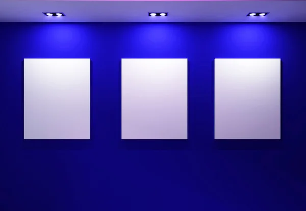 Интерьер галереи с пустыми рамками на темно-синей стене — стоковое фото