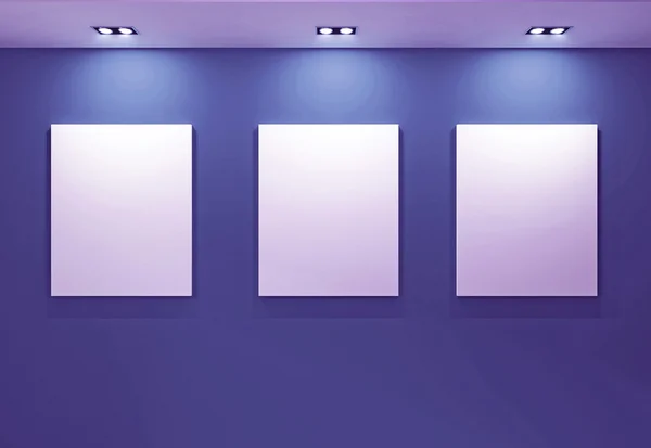 Interiér galerie s prázdné rámečky na fialové zdi — Stock fotografie