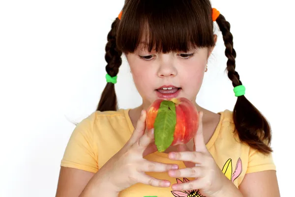 Retrato engraçado menina com saboroso pêssego isolado no branco backgroun — Fotografia de Stock