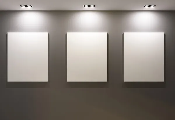 Marcos vacíos en la pared gris en la galería del interior del museo —  Fotos de Stock