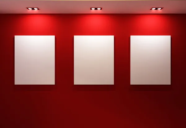 Galerie interieur met lege frames op rode muur Stockfoto