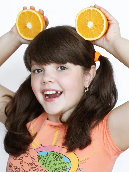 Χαμογελώντας κοριτσάκι με πορτοκαλί, ευτυχία — Φωτογραφία Αρχείου
