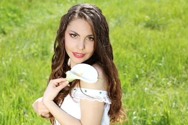 Porträt einer schönen jungen Frau. Draußen. im Frühjahr — Stockfoto