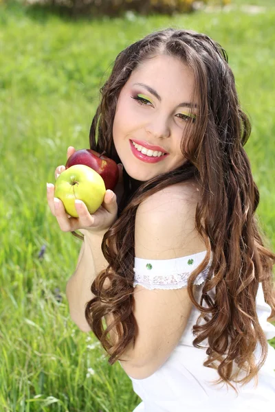 Vacker kvinna närvarande apples.go du på naturen — Stockfoto