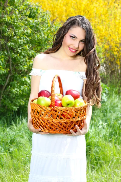 Hermosa mujer presente apples.Go a usted en la naturaleza —  Fotos de Stock