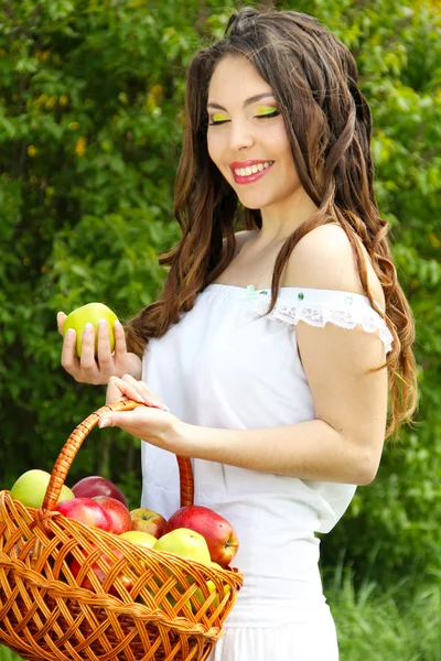 Hermosa mujer presente apples.Go a usted en la naturaleza — Foto de Stock