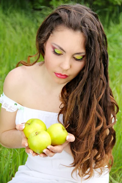 Mulher bonita presente maçãs. Vá para você na natureza — Fotografia de Stock