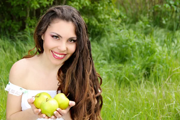 Παρούσα apples.go όμορφο γυναίκα σας σχετικά με τη φύση — Φωτογραφία Αρχείου