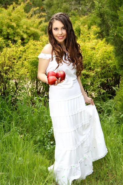 Hermosa mujer presente apples.Go a usted en la naturaleza —  Fotos de Stock