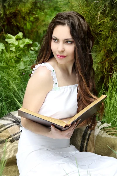 年轻漂亮的女孩读一本书户外 — 图库照片