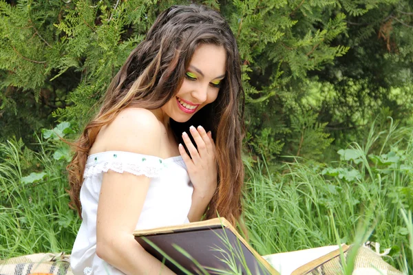 Genç güzel kız açık bir kitap okuma — Stok fotoğraf