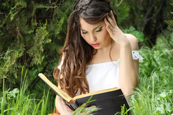 Όμορφη κοπέλα διαβάζοντας ένα βιβλίο για την φύση. εξωτερική — Φωτογραφία Αρχείου