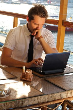 yakışıklı adam işadamı iş yerinde restoran içinde belgili tanımlık laptop