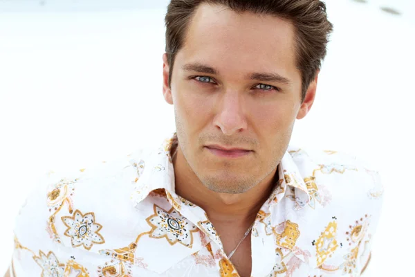 Retrato de homem bonito com olhos azuis na praia, iate branco — Fotografia de Stock