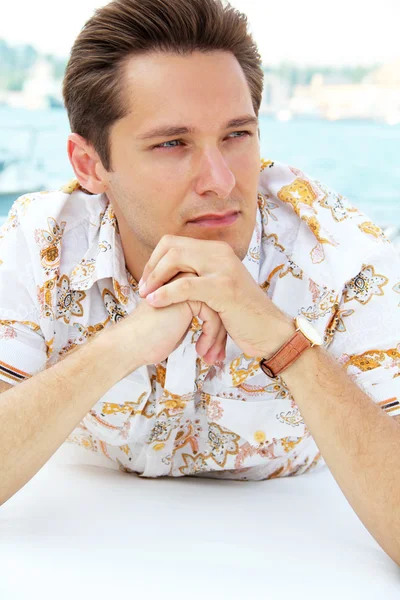 Портрет красивый молодой бизнесмен, отдыхающий на белой яхте — стоковое фото
