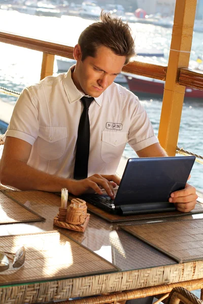 Handsome man businessman work at the laptop in restaurant — Stock Photo, Image