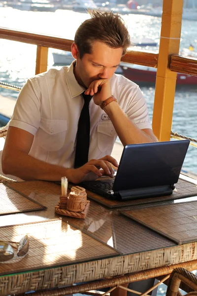 Hombre guapo hombre de negocios trabajo en el portátil en el restaurante — Foto de Stock