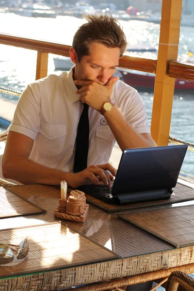 Homme d'affaires beau travail à l'ordinateur portable dans le restaurant — Photo