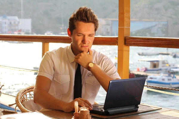 Yakışıklı adam işadamı iş yerinde restoran içinde belgili tanımlık laptop — Stok fotoğraf