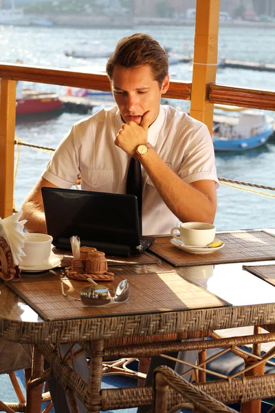 Przystojny biznesmen działa na laptopie w restauracji — Zdjęcie stockowe