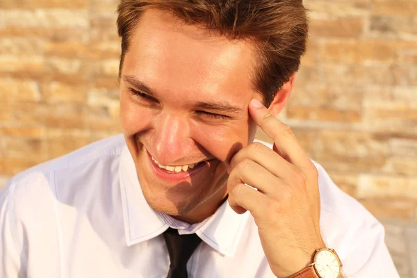 Portret van lachende zakenman, denken gelukkig man op buitenshuis — Stockfoto