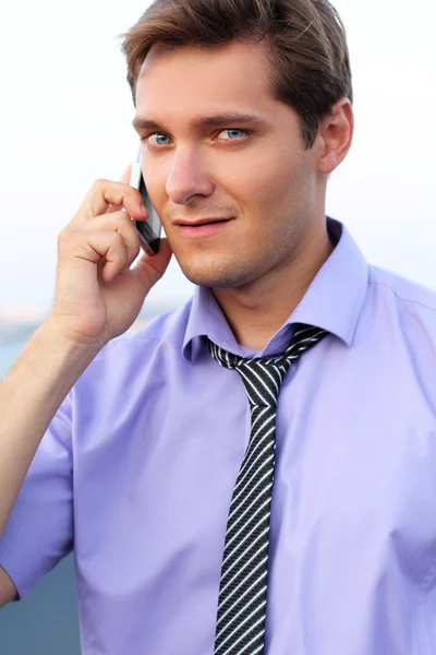 Молодой бизнесмен с телефоном, на открытом воздухе — стоковое фото