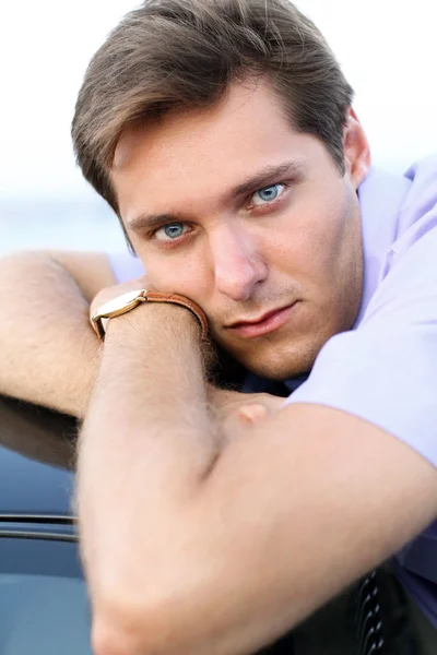 Retrato de homem bonito, close up de jovem empresário, ao ar livre — Fotografia de Stock