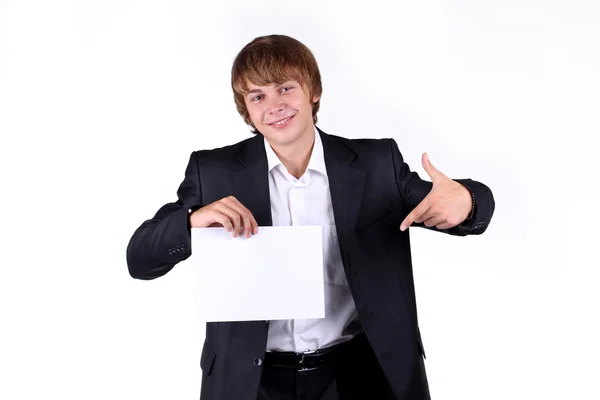 Портрет улыбающегося молодого бизнесмена, держащего пустой щит, руку — стоковое фото