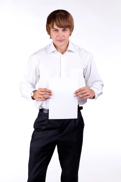 Jeune homme affichant panneau d'affichage vide, blanc sur fond blanc — Photo