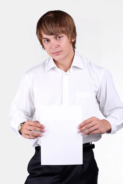 Молодий чоловік показує порожній рекламний щит, пустий на білому тлі — стокове фото