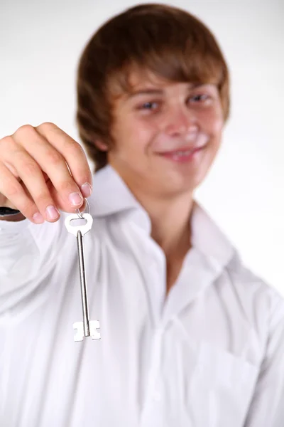 Glücklicher junger Mann mit Schlüssel in der Hand — Stockfoto