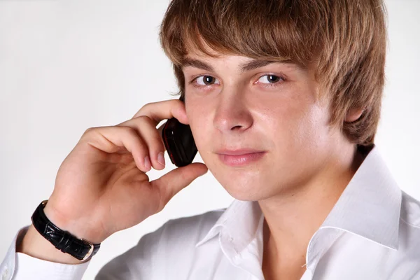 年轻英俊的男人讲的移动电话上的肖像 — 图库照片