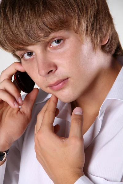 Portret van jonge knappe man spreken op mobiele telefoon — Stockfoto