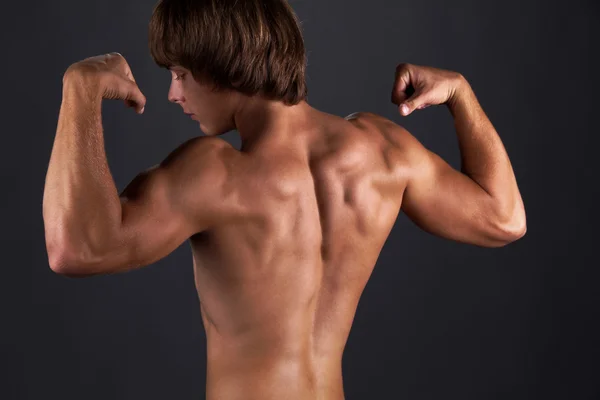 Μαυρισμένο μυϊκή νεαρός άνδρας, δύναμη bodybuilding — Φωτογραφία Αρχείου