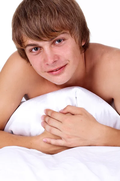 하얀 침대에 누워 섹시 한 젊은이 — 스톡 사진