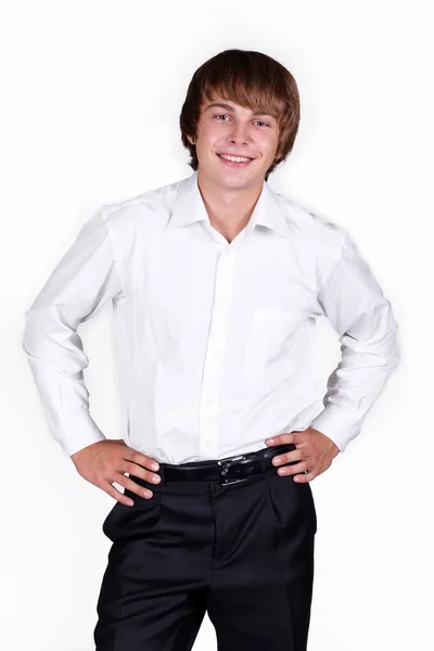 Портрет стильного молодого чоловіка, що стоїть руками в кишенях — стокове фото
