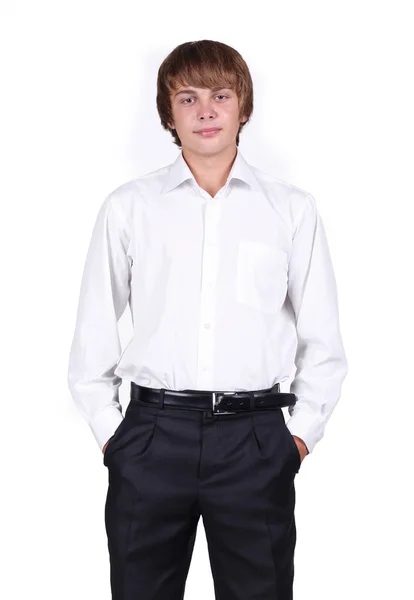 Портрет стильного молодого чоловіка, що стоїть руками в кишенях — стокове фото