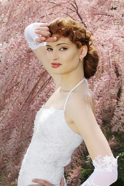 Retrato de una hermosa joven en vestido de novia. Al aire libre. Natu. —  Fotos de Stock
