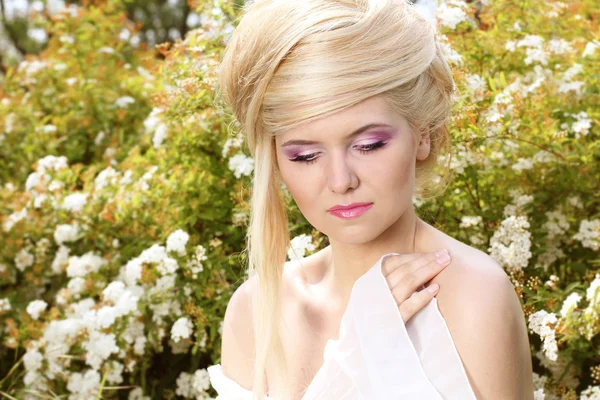 Porträt Schönheit blonde junge Frau mit weißer Lilie, Natur — Stockfoto