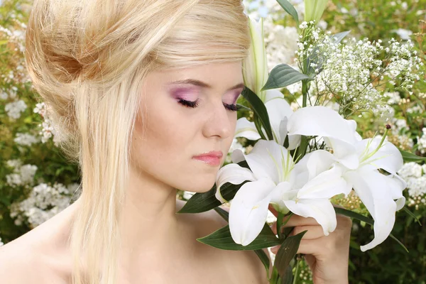 Πορτρέτο ομορφιά ξανθιά νεαρή γυναίκα με λευκό Κρινάκι, φύση — Φωτογραφία Αρχείου