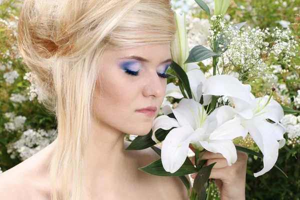 Portret schoonheid blonde jonge vrouw met witte lelie, natuur — Stockfoto