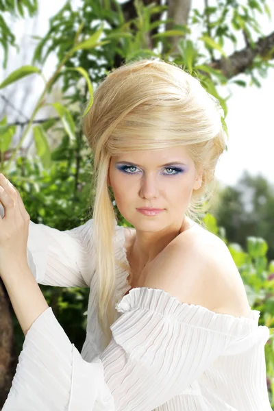 Naturligt blond kvinna med frisyr — Stockfoto