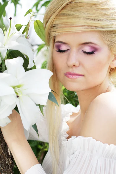 Portrét krása blondýna mladá žena s bílou lilii, příroda — Stock fotografie