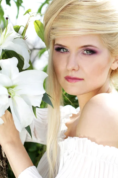 Retrato beleza loira jovem com lírio branco, natureza — Fotografia de Stock