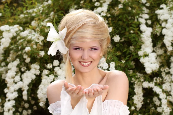 Šťastný s úsměvem Mladá blondýnka prezentace, ruce — Stock fotografie