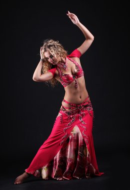 Aktif Arap Dansında güzel kıvırcık sarışın