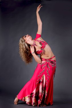 güzel sarışın kadın aktif Arap dansı