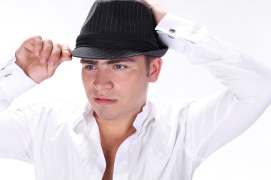 portre yakışıklı moda erkek beyaz zemin üzerine poz şapkalı